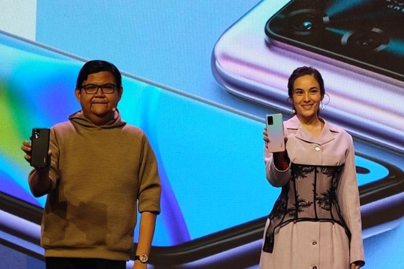 PR Manager Oppo Indonesia dan Aktris Chelsea Islan di Acara Peluncuran OPPO A95